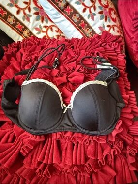 DKNY Black Bra with Cream Lace Trim size 32C pre loved